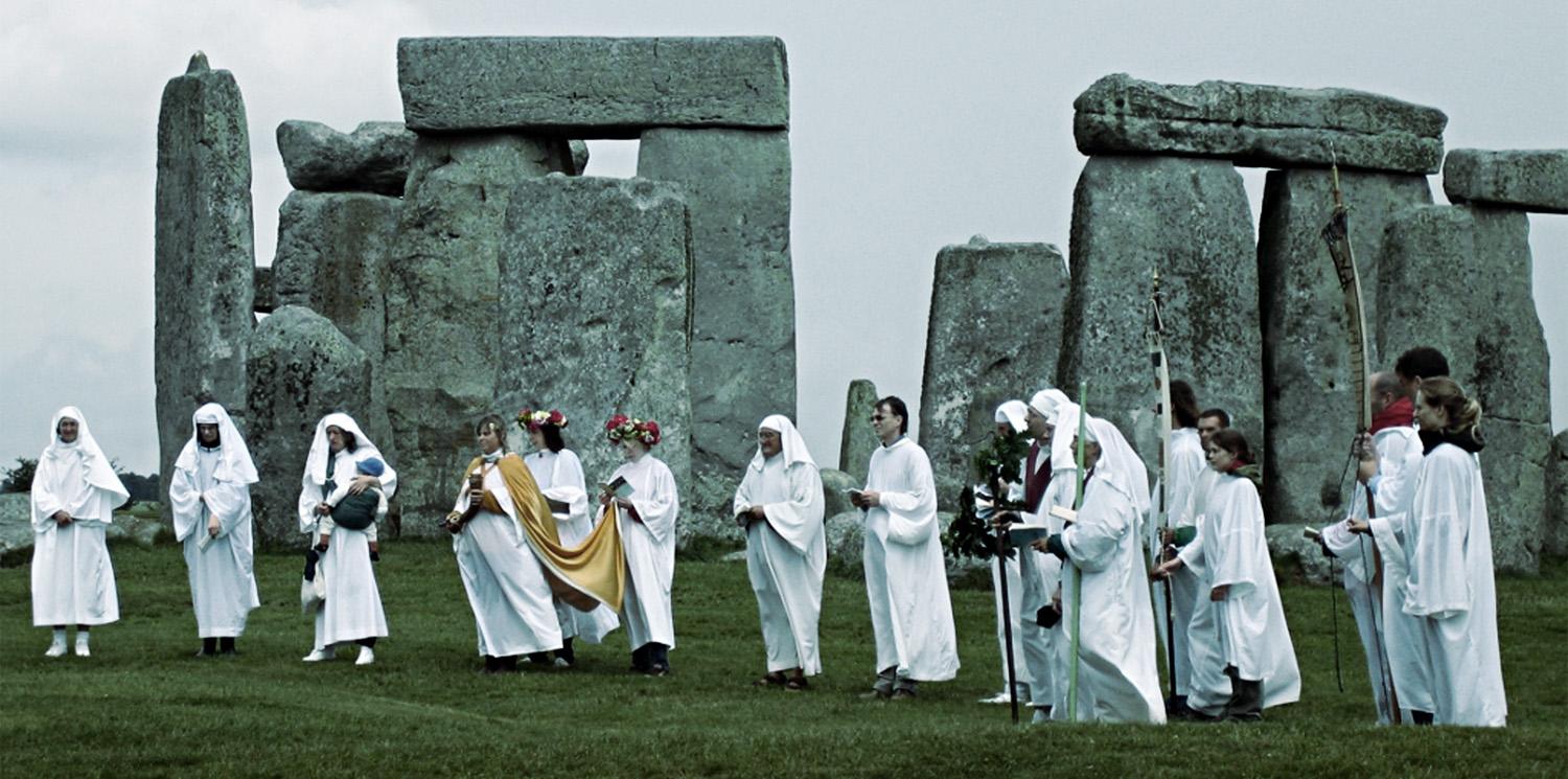 Photo Neo-Druids performing a ritual at Stonehenge, photo taken by SandyRaidy