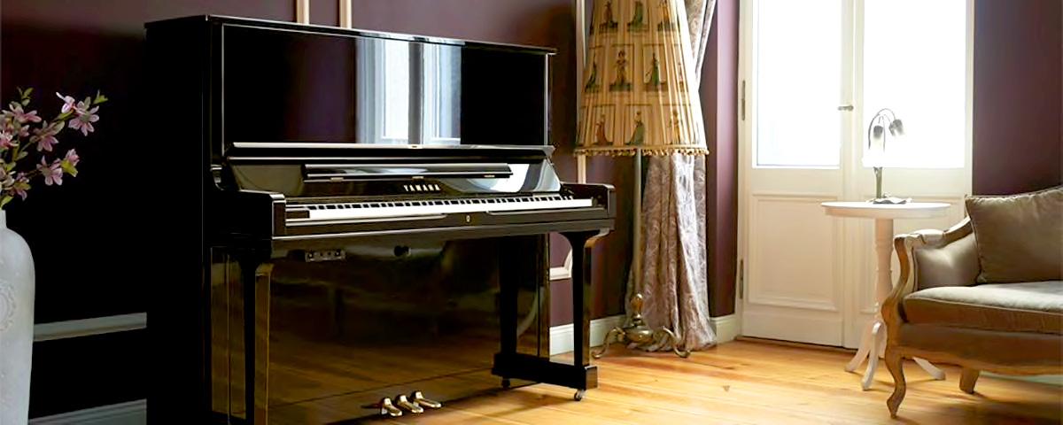 Photo of a Yamaha YUS Series upright piano in a living room